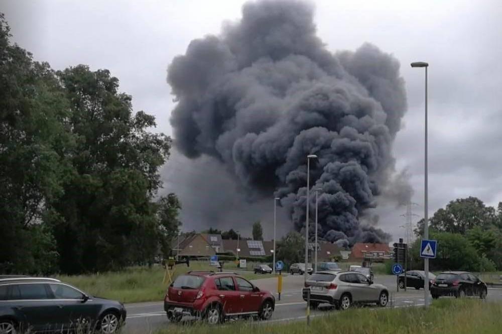 VIDEO Bekijk de exclusieve beelden van de zware bedrijfsbrand in Bavikhove