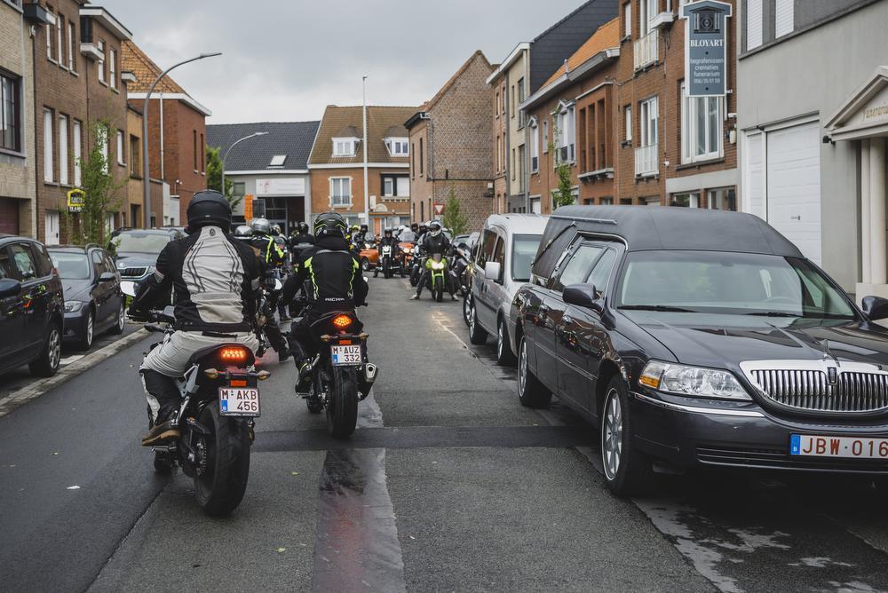 Tientallen motards begeleiden Jean-Pierre Meyfroidt (56) naar uitvaart