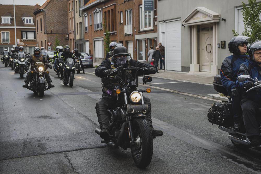 Tientallen motards begeleiden Jean-Pierre Meyfroidt (56) naar uitvaart