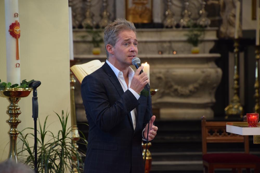 VIDEO Christoff zingt in de eucharistieviering in Elsegem