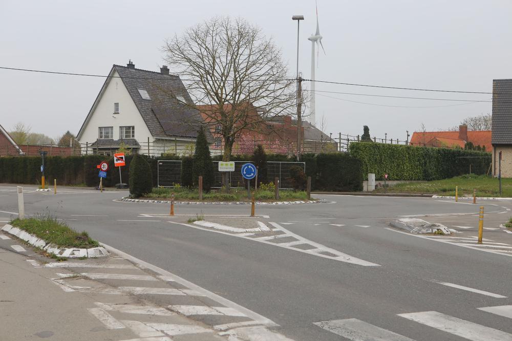 De rotonde aan de Doorniksesteenweg te Avelgem, op een boogscheut van de Colruyt, wordt vervangen door een kruispunt met lichten. (foto NDZ)
