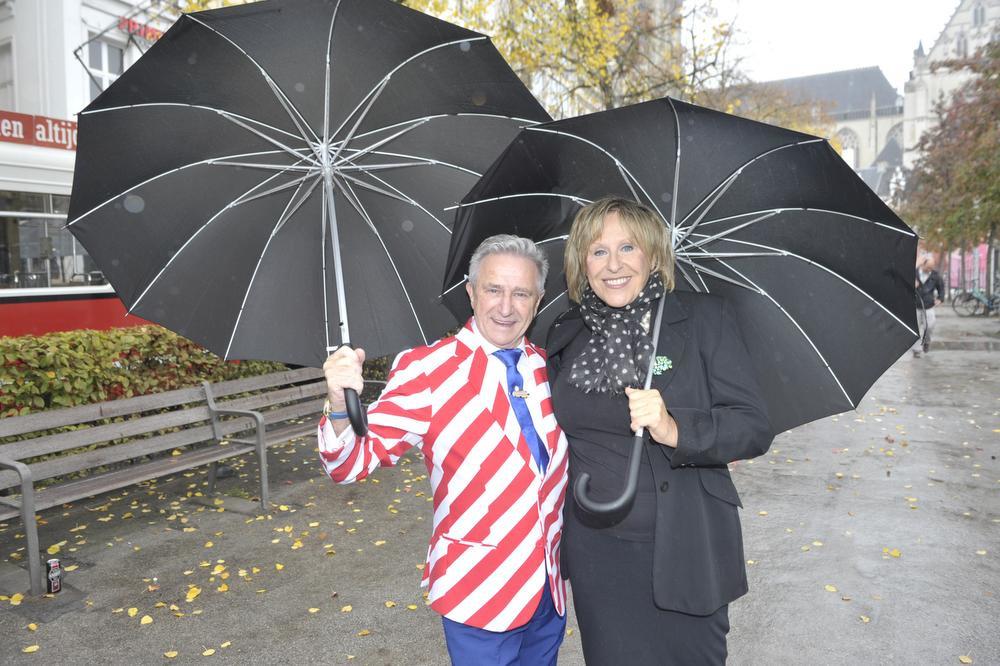 Samen onder de paraplu : Jan Van Dyke en zangeres Sofie.
