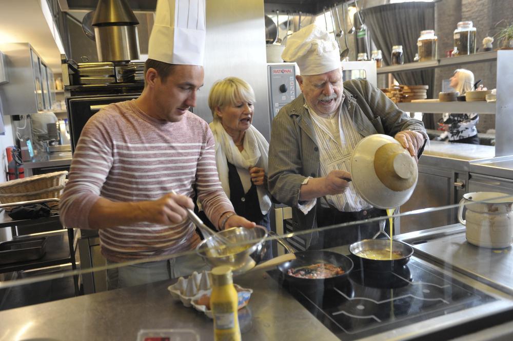 Andy Peeman én Nonkel Jef in actie tijdens de kookwedstrijd.