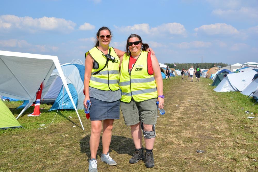 Op de camping ontmoeten we Elke Dely uit Wevelgem en Nathalie Delaet uit Gent. Elke lacht trots dat ze de enige uit West-Vlaanderen is die deel uitmaakt van de camping crew. (Foto FODI)
