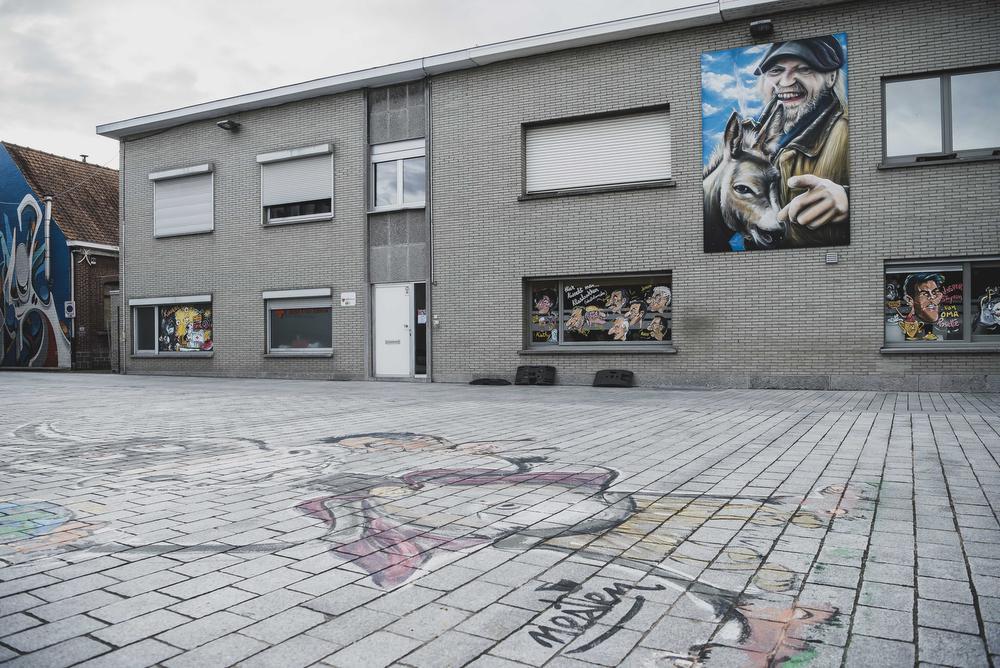 Op de grond voor het gemeentehuis staat nog altijd een werk van Nesten geschilderd. Voortaan overschouwt een portret van de karikaturist zelf, gemaakt door David Duits, het Marktplein.