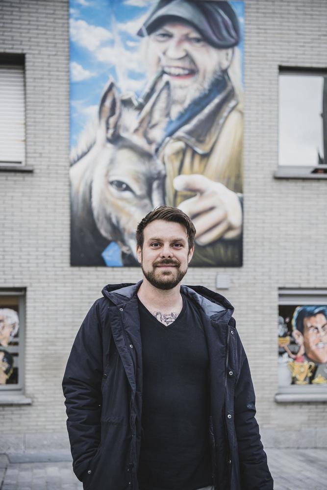 Graffiti-artiest David Duits schonk het portret dat hij maakte van Nesten op ArtMarkt aan de gemeente Kuurne.