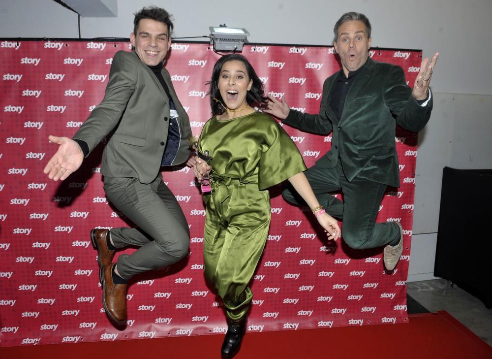 Wanne, Kawatar en Peter Van de Veire springen in de lucht van geluk na het behalen van hun Story Showbizz Awards.