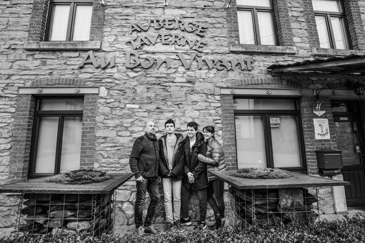 Dirk en Ann samen met hun zonen Timo en Yann voor hun herberg Au Bon Vivant. (gf)