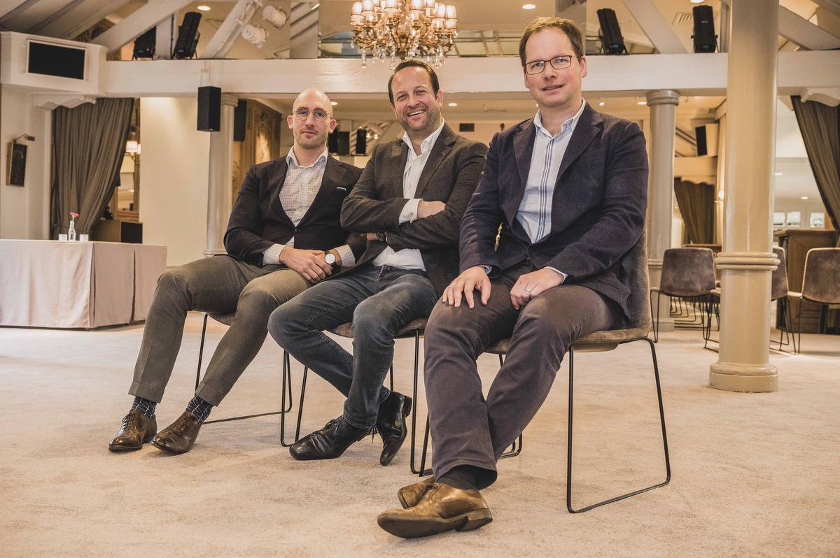 Joe Lano (rechts) met Grégory Van Wonterghem van Huis van Wonterghem en Brecht Stubbe, commercieel manager van Urban Crop Solutions.