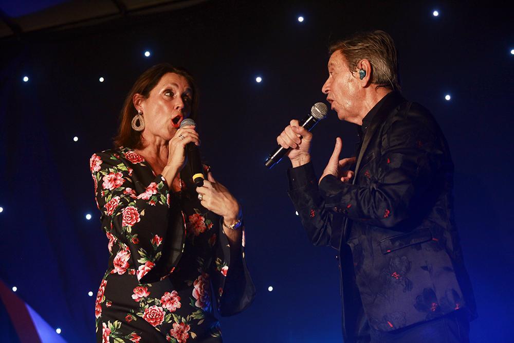 Tijdens zijn optreden zong Willy ook een duet samen met Wendy Van Wanten. In 1991 scoorden ze met Kijk eens diep in mijn ogen een wereldhit in Vlaanderen.