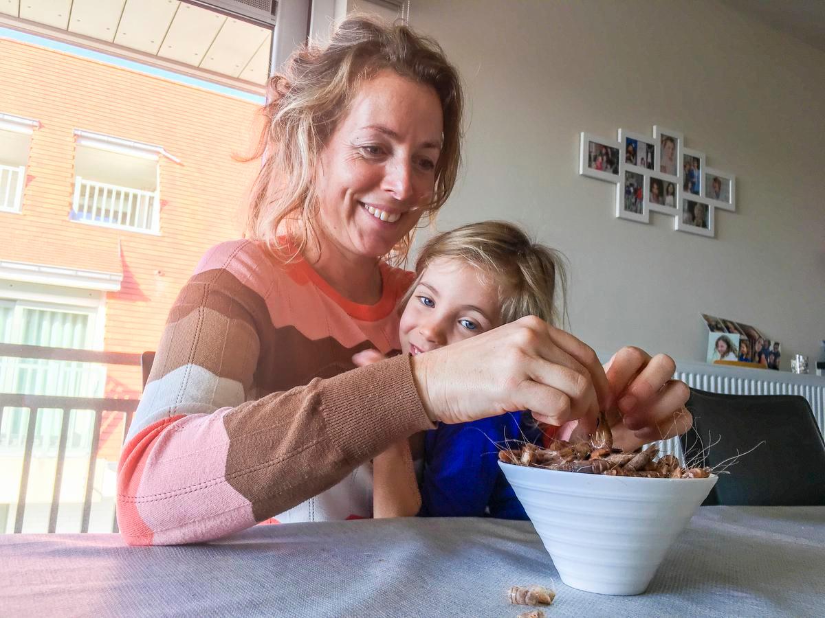 Evelien Martens en haar dochter Mila genieten er samen van om verse garnaaltjes te kopen en die te pellen. 