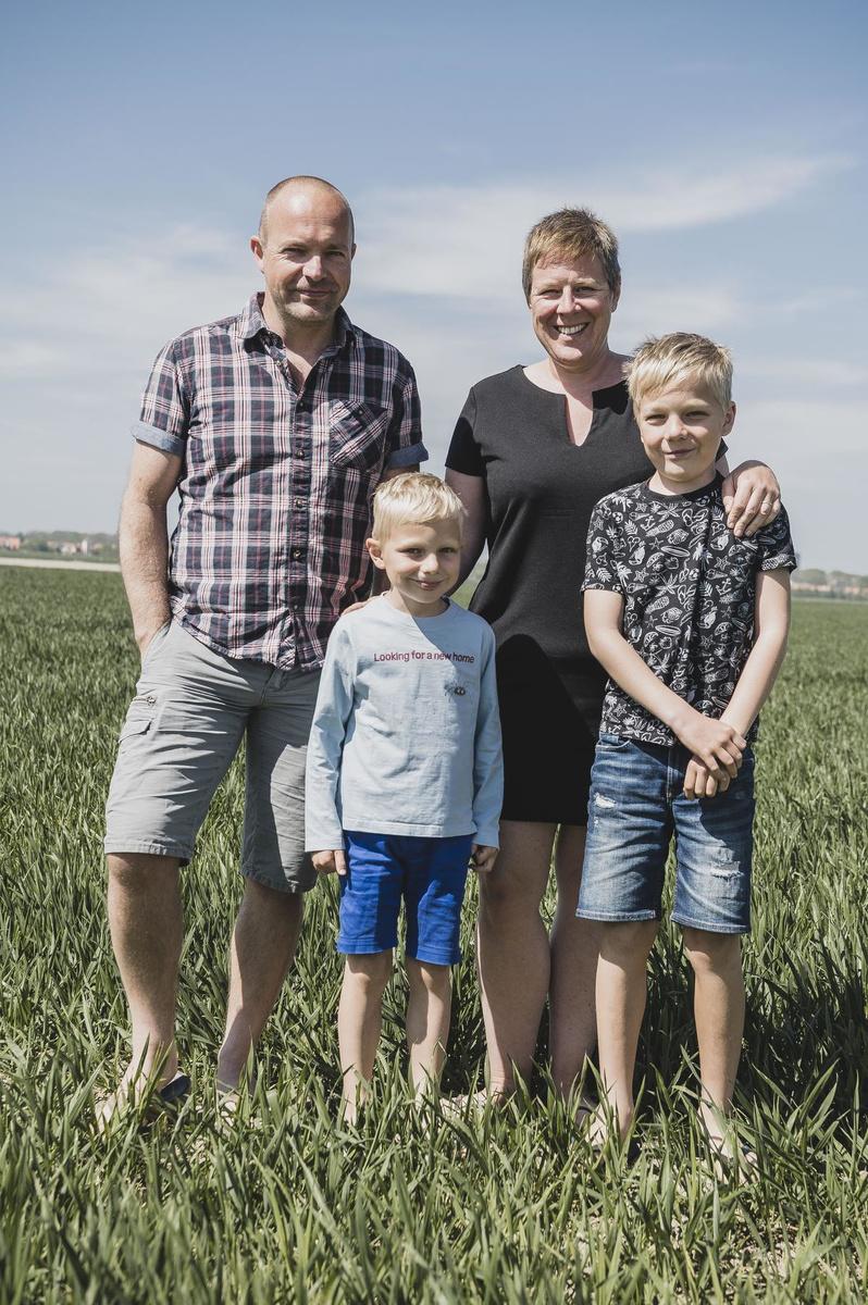 De familie Bastoen-Van Haevre vlak bij hun woning in Cadzand, net over de grens met Nederland.