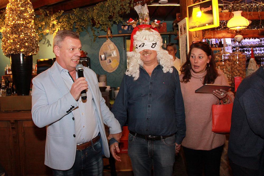 'Kerstvrouw' Jan reikt geblinddoekt VBRO-cadeaus uit aan bezoekers