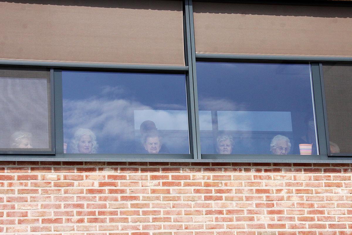 Van achter het raam luisterden de bewoners van De Plataan in Izegem naar de vier songs van Michael Lanzo.