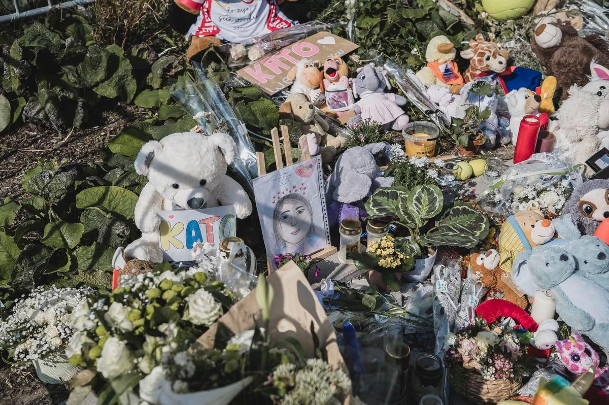 Bloemen op de plaats in Zwevegem waar de amper 12-jarige Kato Vandenbogaerde vorige week om het leven kwam. Ze viel met haar fiets en kwam onder een vrachtwagen terecht. Het was al het zesde dodelijke fietsongeval in onze provincie deze maand. (foto Olaf Verhaeghe)