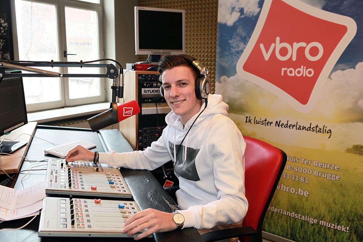 VBRO-presentator Jonas Van Hastel aan het werk in één van de VBRO-studio's. Vanaf 13 april : BNL-studio's !
