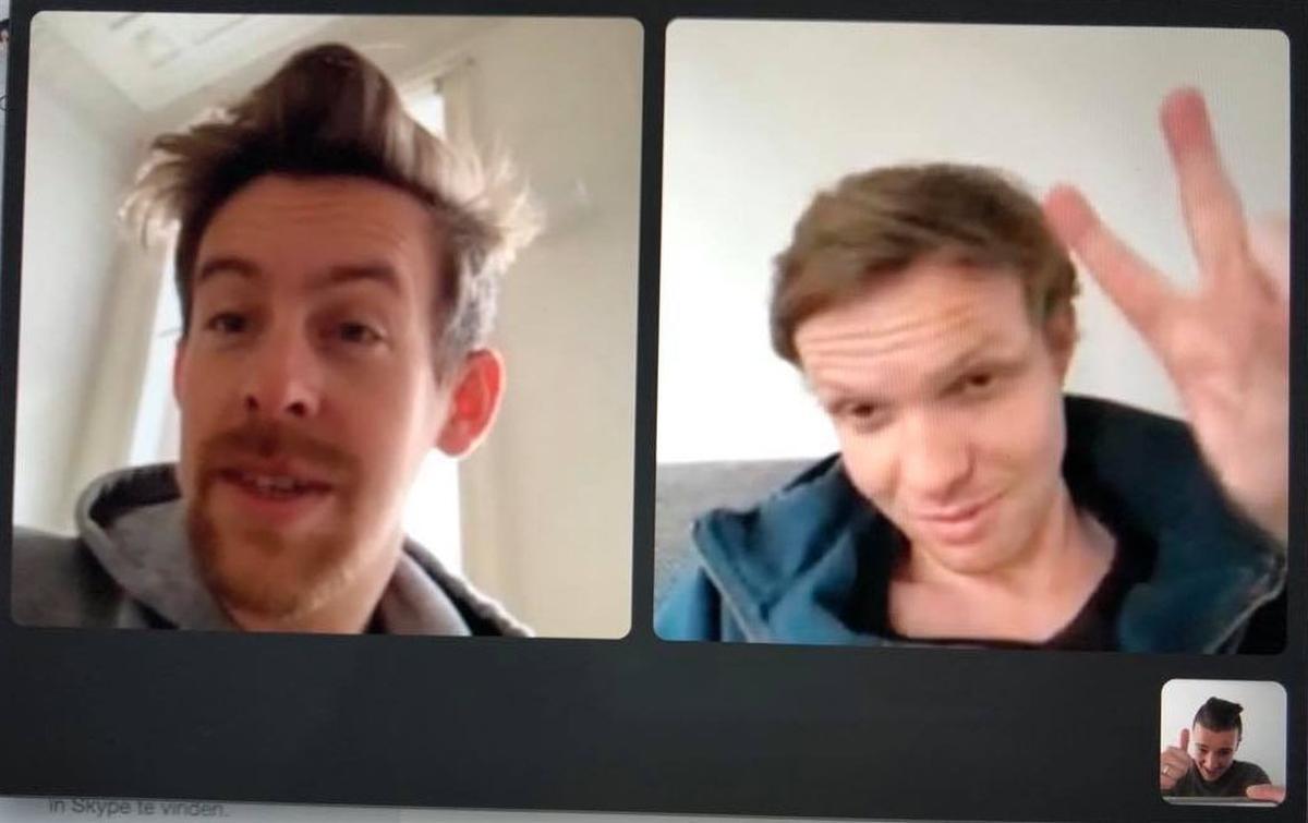 Medewerker Gilles via skype op zijn iPad in gesprek met Jonas én Jelle.