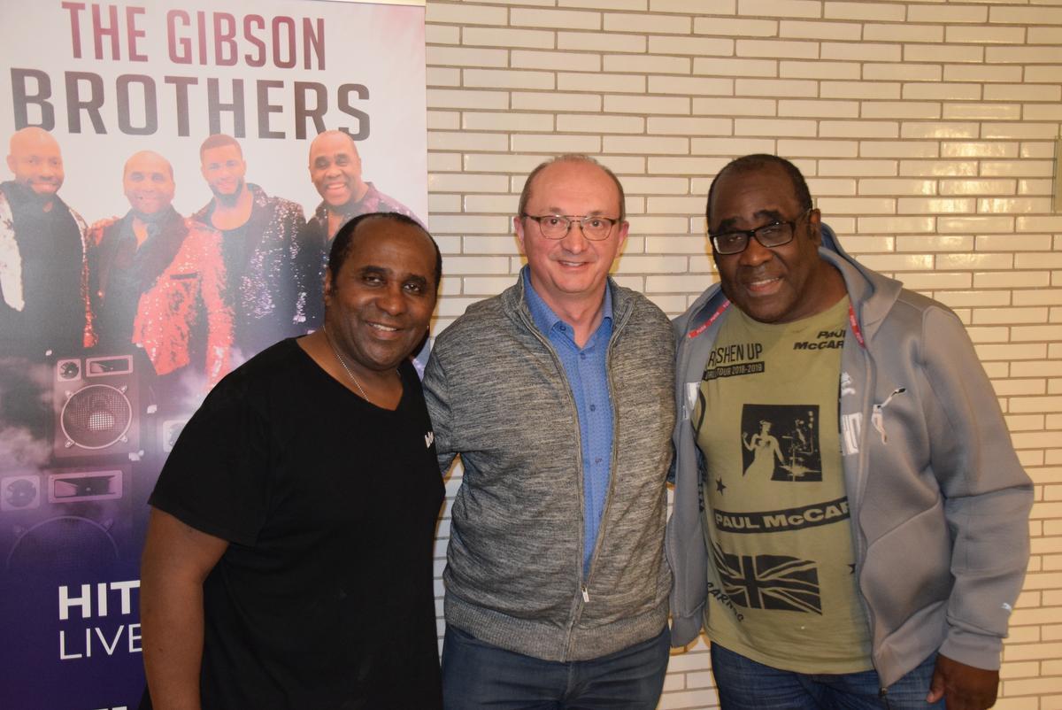 Onze showbizzmedewerker PADI, samen met wijlen Patrick (rechts) en Chris van The Gibson Brothers.