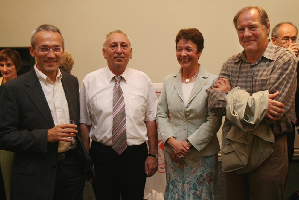 Wim Vanseveren (links) bij de uitreiking van de zesde persprijs van Perskring Tielt, met helemaal rechts Herman Verschelden en tussen hen in ook nog Arseen Verbeke en Mia Callewaert