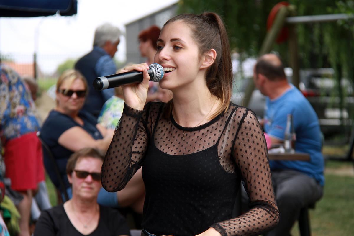Nina zong ook al eens voor het publiek in openlucht in De Kippe in Merkem.