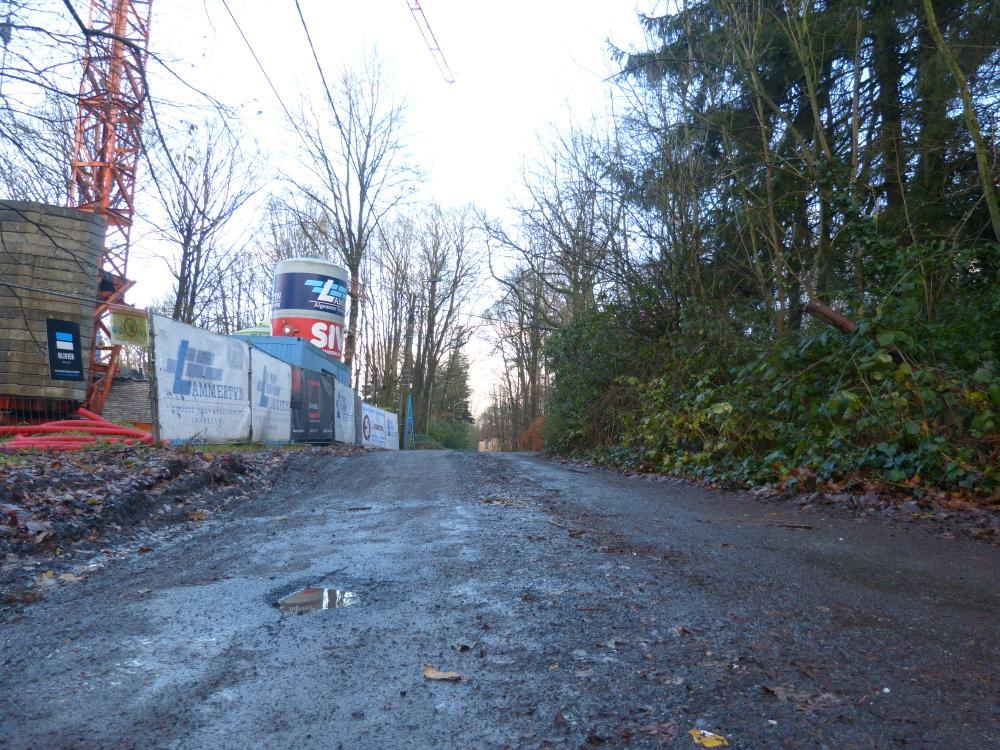 De wegen in Bellegembos liggen er heel slecht bij. Stad Kortrijk wil actie ondernemen, maar enkel als de buurtbewoners meebetalen.