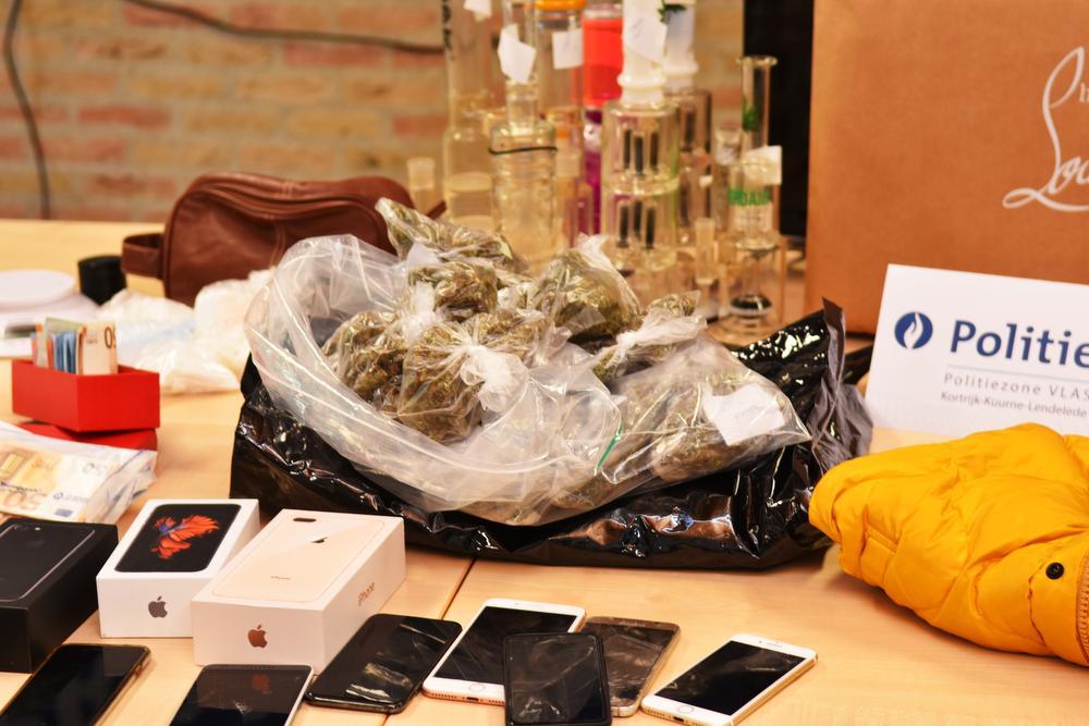 De politie nam onder meer 600 gram cannabis in beslag tijdens de huiszoekingen.