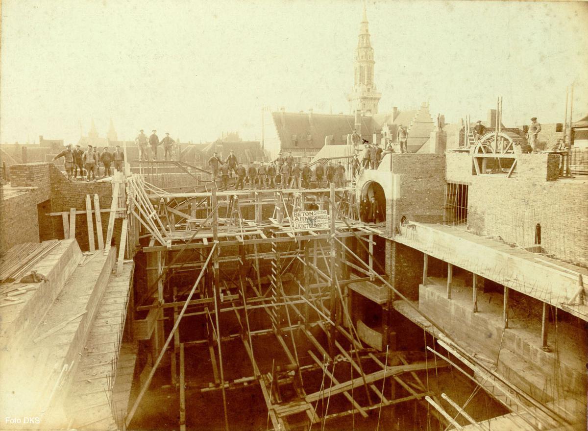 De bouwwerken startten in 1912. De foto is een zicht van uit de Engelenbak op de derde verdieping richting podium.