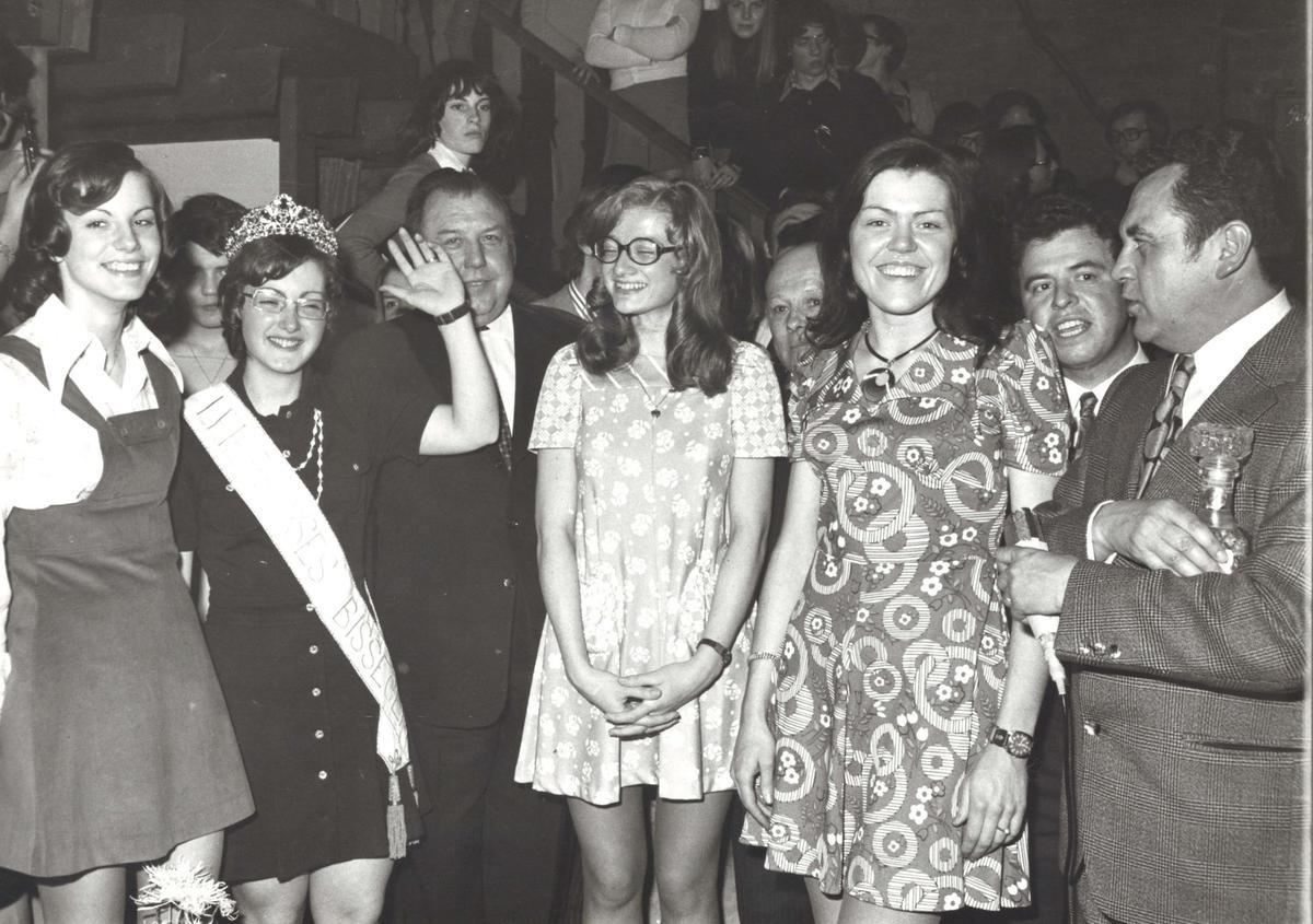 Het was helemaal 'on-Martine Tanghe' maar in 1973 nam ze wel deel aan de Leieprinsesverkiezing in Bissegem: ze werd eerste eredame. Op de foto vooraan v.l.n.r. Carine Lecluse, winnares Katrien Deruyter, organisator Achiel Vandewalle, Martine Tanghe, Leieprinses 1972 Hilde Vanhaecke, organisator Freddy Witdouck en presentator Jacques Van den Bogaerde, oud-journalist Krant van West-Vlaanderen.