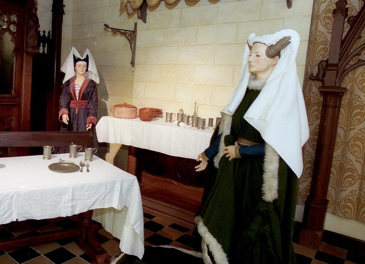 In het vroegere Kant- en Linnenmuseum in Kortrijk stond Martine Tanghe (rechts) afgebeeld samen met Ingeborg.