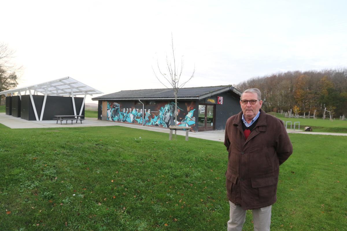 Marc Elslander met achter hem de plaats waar ooit het voetbalveld was. De cafetaria is nog het enige overblijfsel. Waar de kleedhokjes waren, staat nu een nieuw gebouw. (foto EF)