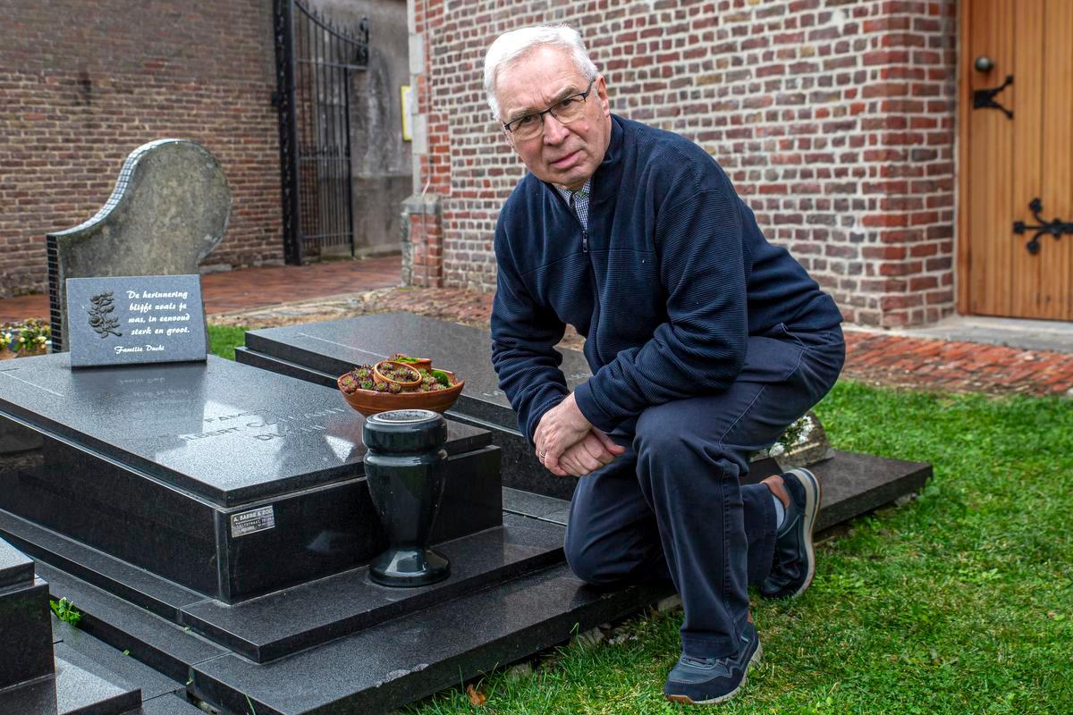 Foto Jozef Vandenbroucke bij het graf van zijn doopmeter Madeleine Duchi (nieuwe straatnaam Bavikhove)