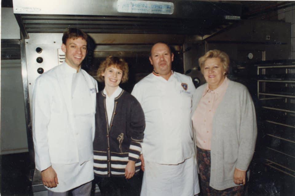 Steve en Nancy namen de bakkerij over van Steve's ouders Jean-Pierre en Frieda in 1993. Het overnamemoment werd op foto vastgelegd.