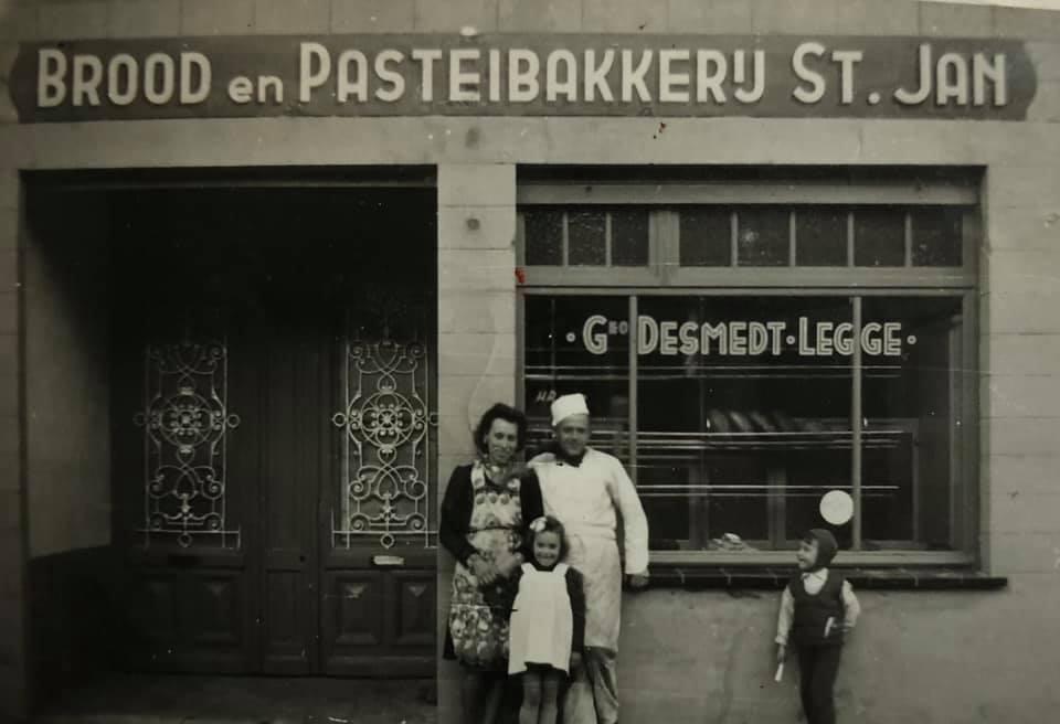Oprichters van bakkerij Desmedt: George Desmedt Albertine Legge. Jean-Pierre, die in 1969 de zaak van zijn ouders zou overnemen, staat rechts.