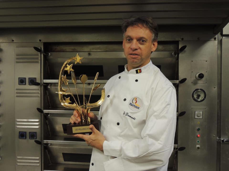 Steve poseert trots met zijn trofee. In 2013 schopte Steve het tot Europees kampioen bakkerij in Nantes.