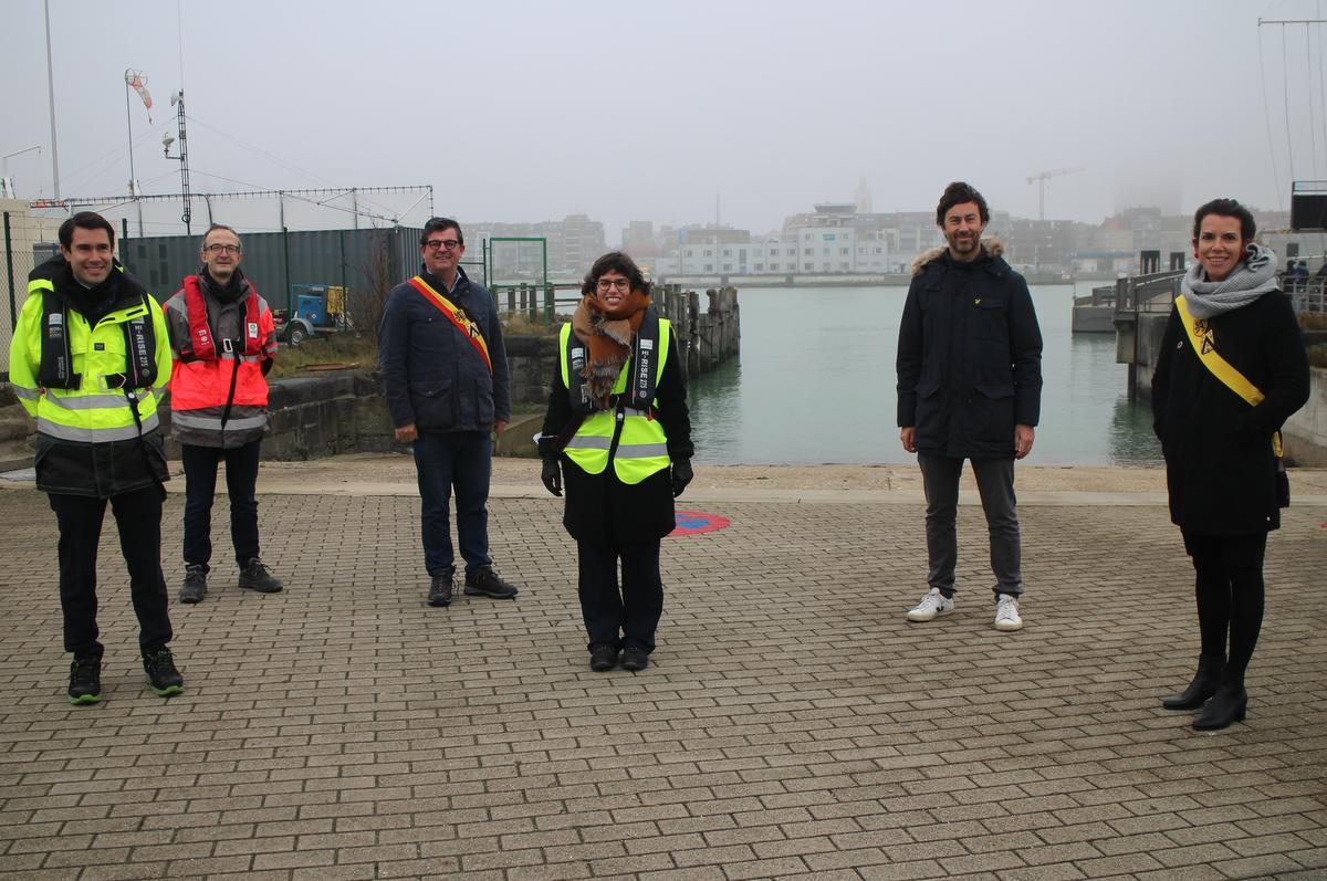 We zien v.l.n.r. ceo Mathias Verkest van Otary, ceo Luc Vandenbulcke van waterbouwbedrijf Deme, Oostends burgemeester Bart Tommelein, minister Tinne Van der Straeten en twee van haar Oostendse partijgenoten van Groen: voorzitter van de gemeenteraad en Kamerlid Wouter De Vriendt en schepen Silke Beirens.