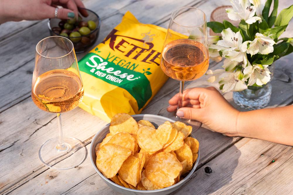 Vegan cheese & onion Kettle Chips lanceert vegan alternatief