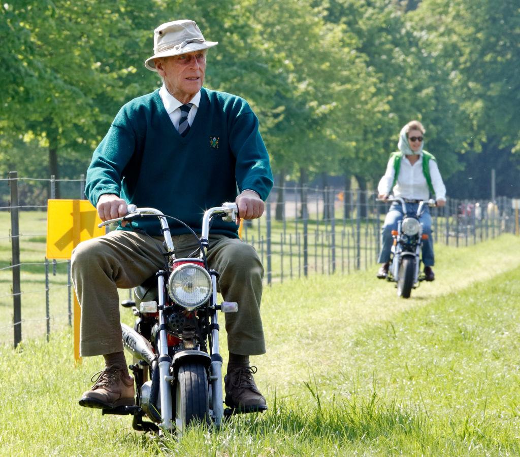 Penelope en Philip op mini 'Easy-Rider' motorfietsjes tijdens de Royal Windsor Horse Show in 2006.