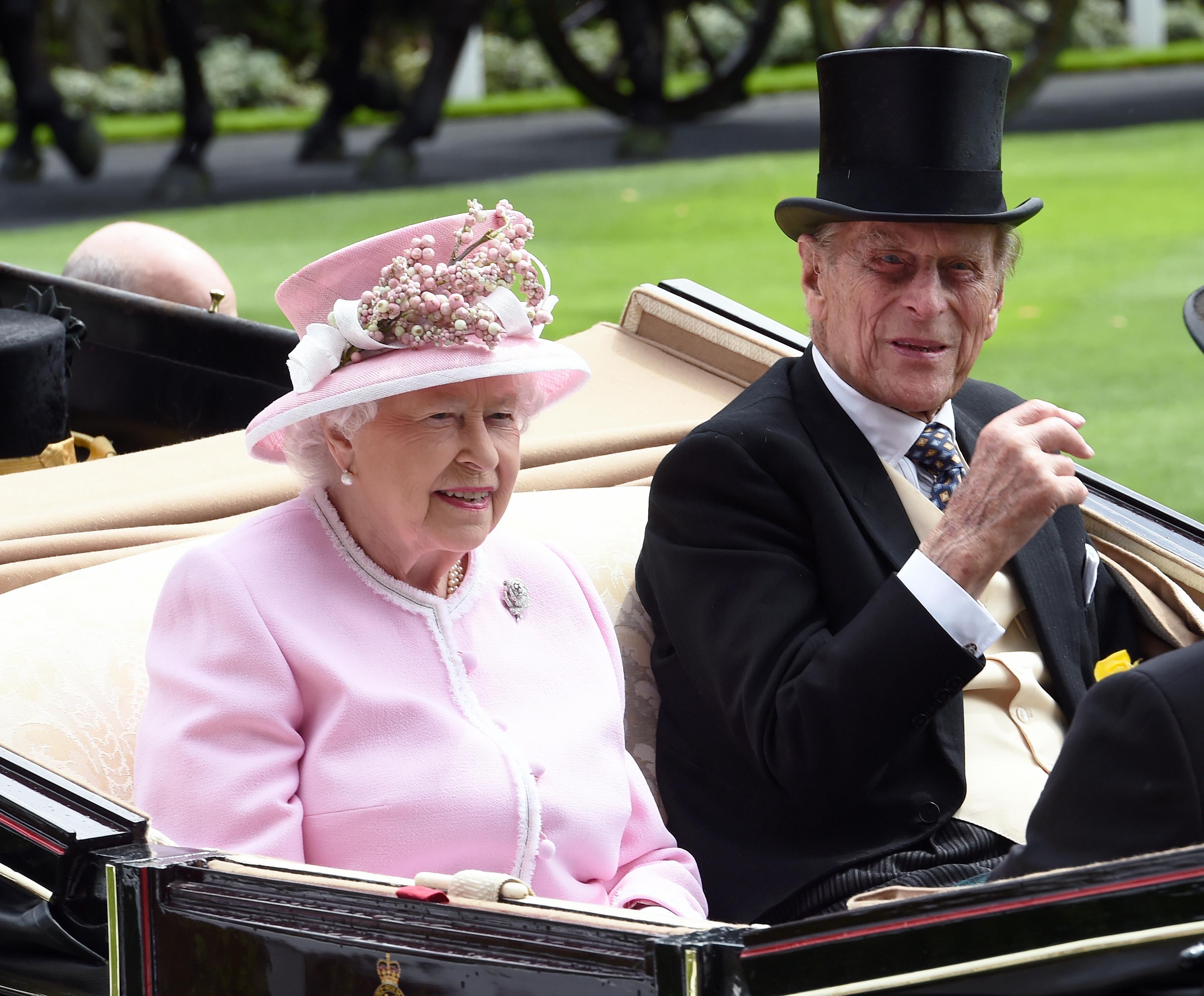Queen Elizabeth ll en haar man prins Philip arriveren in een open koets om Royal Ascot bij te wonen op 15 juni 2016.
