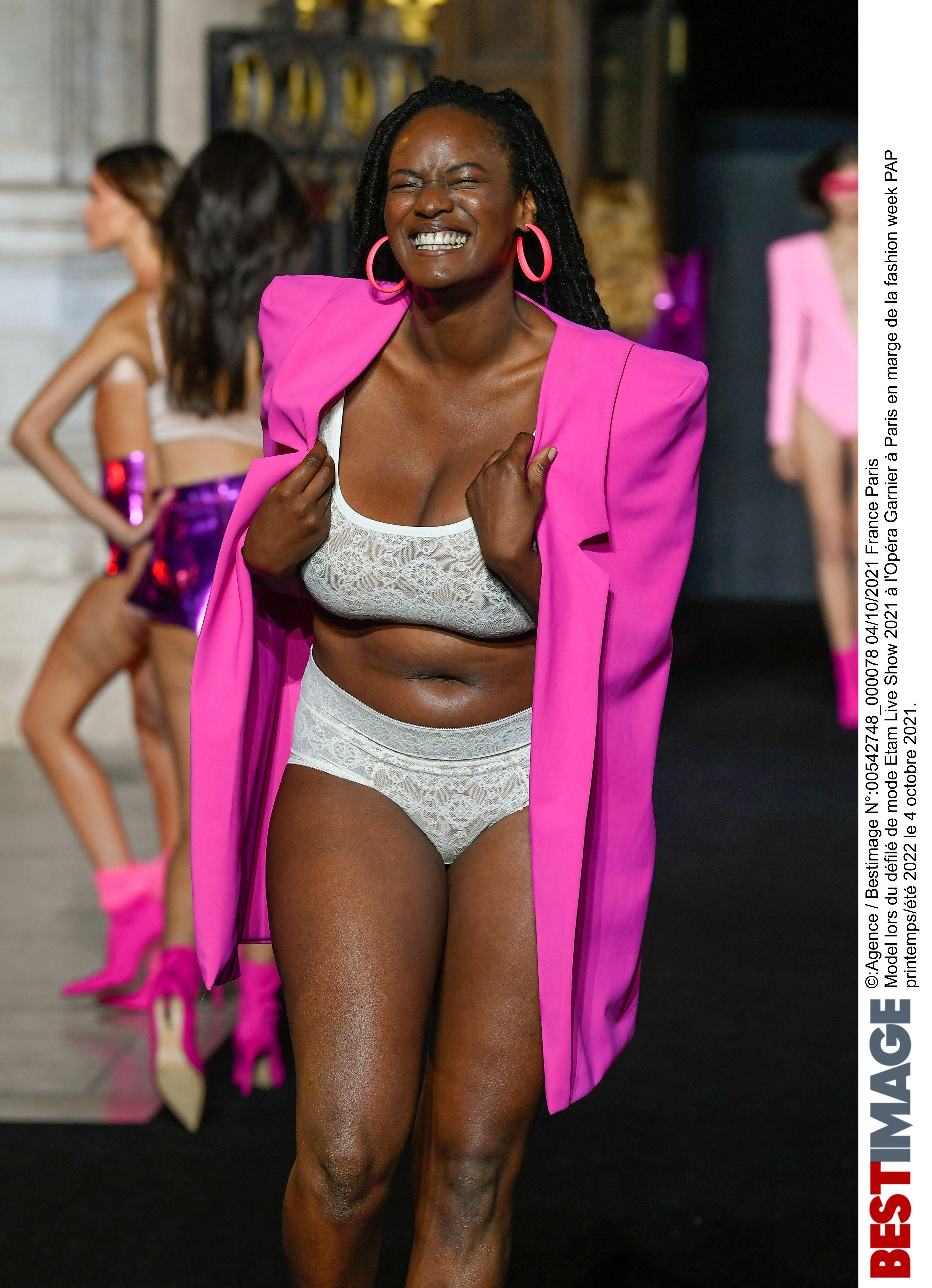 Model lors du défilé de mode Etam Live Show 2021 à l'Opéra Garnier à Paris en marge de la fashion week PAP printemps/été 2022 le 4 octobre 2021. Etam Live Show in Paris on october 4th 2021