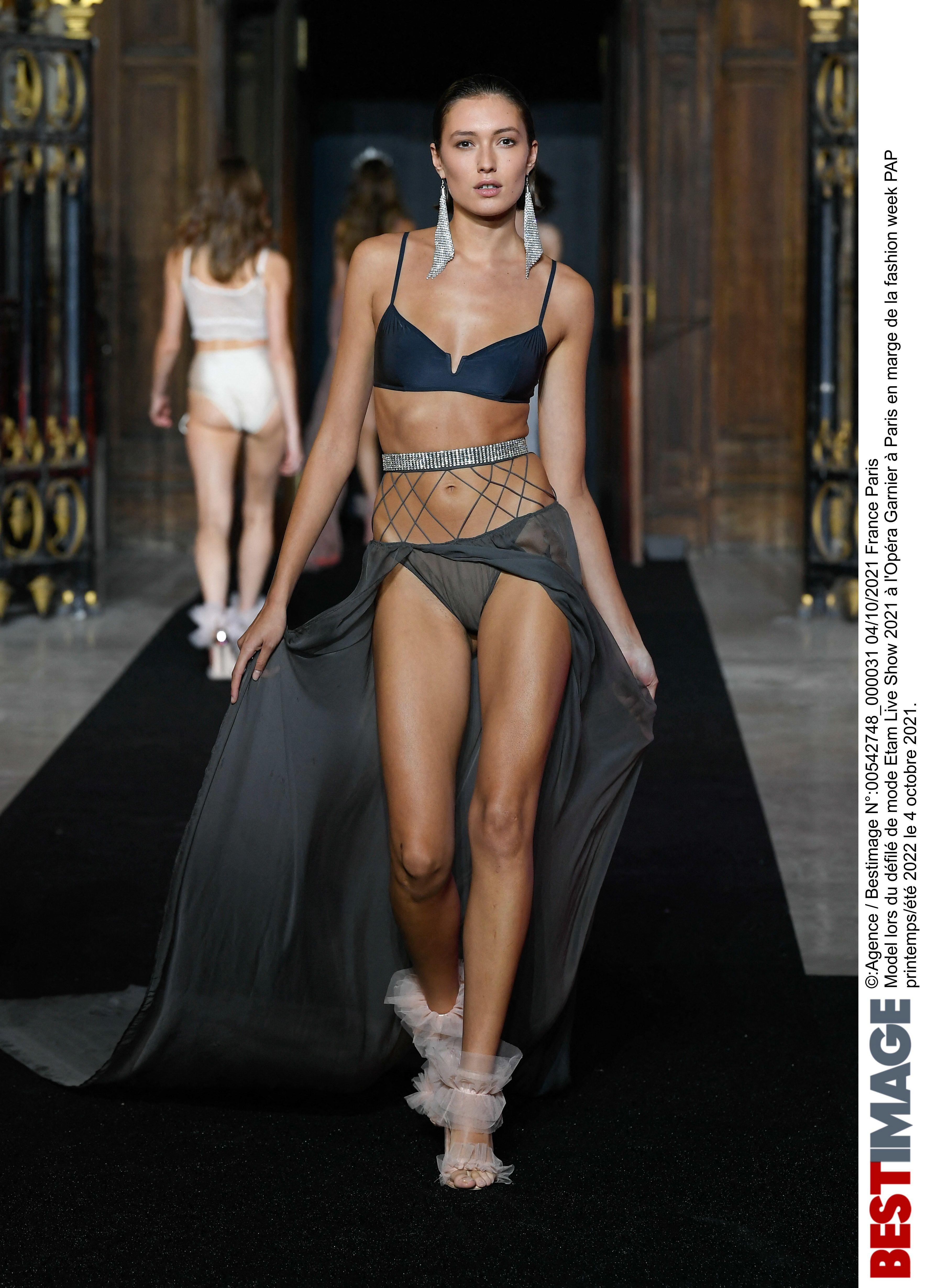 Model lors du défilé de mode Etam Live Show 2021 à l'Opéra Garnier à Paris en marge de la fashion week PAP printemps/été 2022 le 4 octobre 2021. Etam Live Show in Paris on october 4th 2021