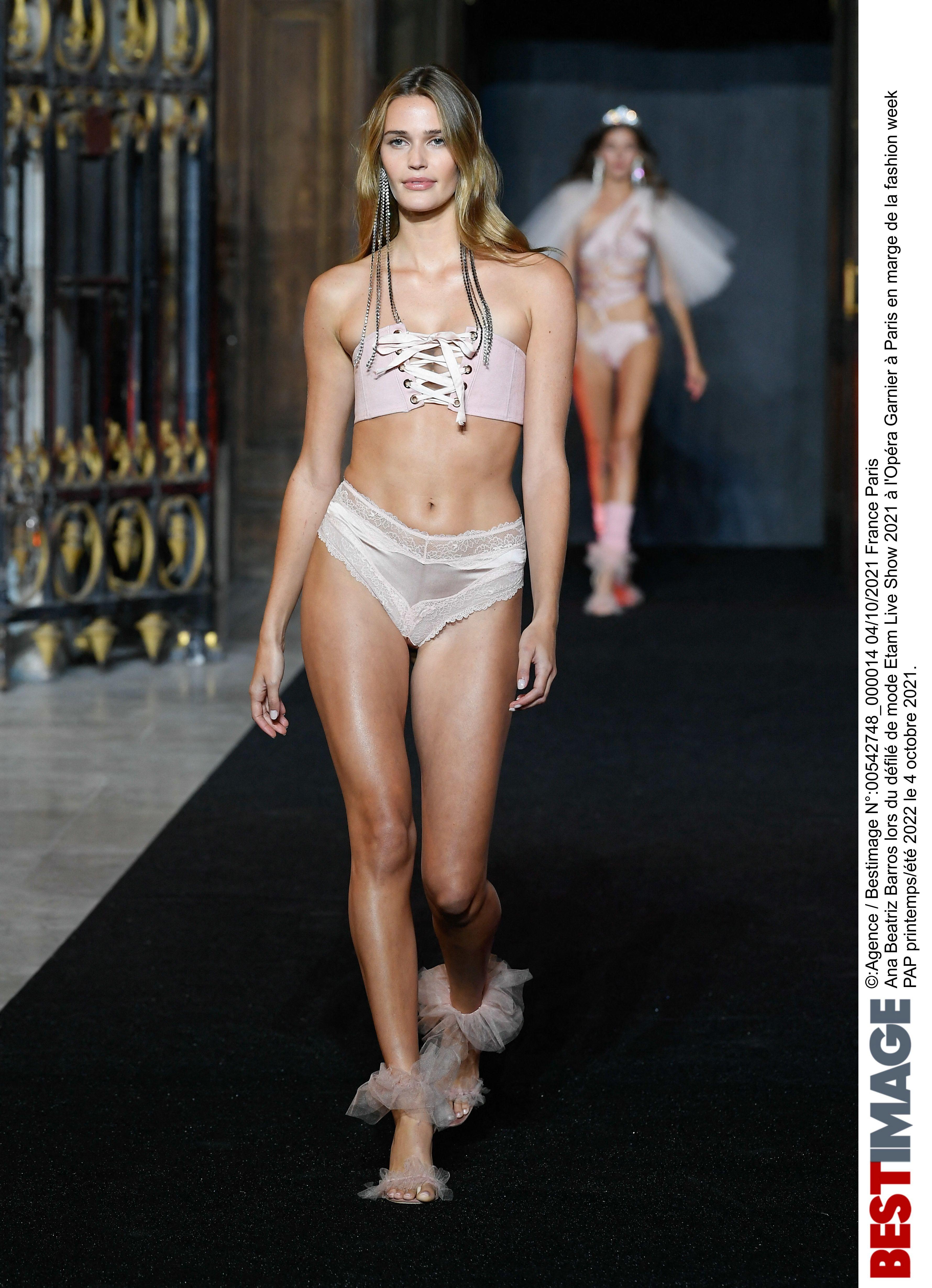 Ana Beatriz Barros lors du défilé de mode Etam Live Show 2021 à l'Opéra Garnier à Paris en marge de la fashion week PAP printemps/été 2022 le 4 octobre 2021. Etam Live Show in Paris on october 4th 2021