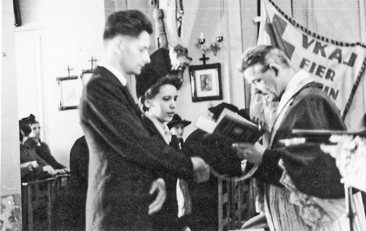 In 1945 zegent de latere kardinaal Cardijn (rechts) het huwelijk in van de grootouders van Raoul Hedebouw.