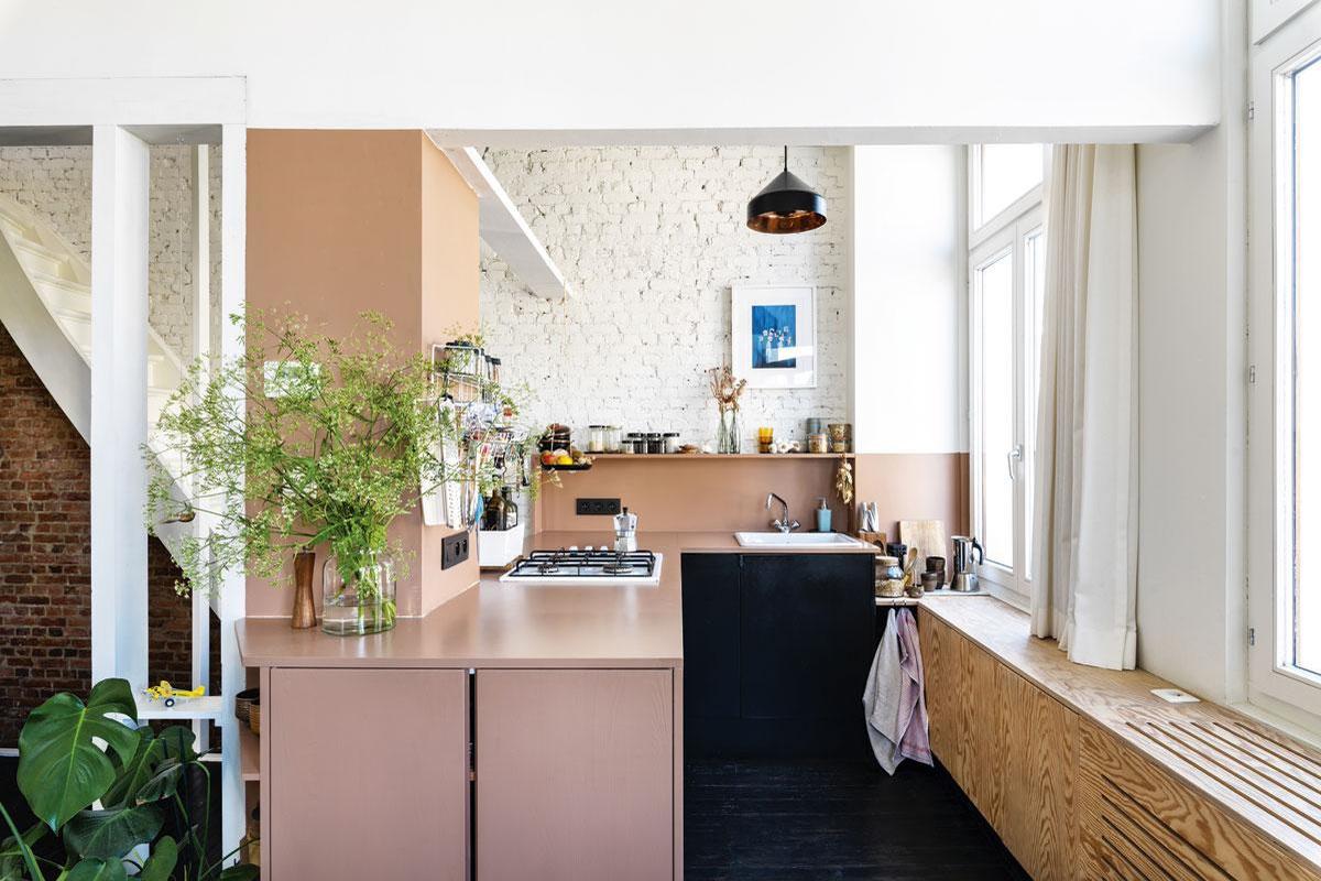 De open keuken is een combinatie van laminaattabletten en geschilderde Ikea-kasten. Het roze werd door een vriendin 'Kim Kardashian nude' gedoopt.