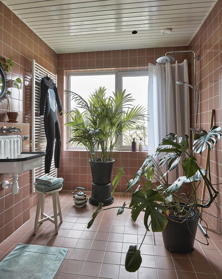 Voor haar badkamer met koos interieurarchitecte Kim Verbist voor roze Nederlandse Mosa-tegels.