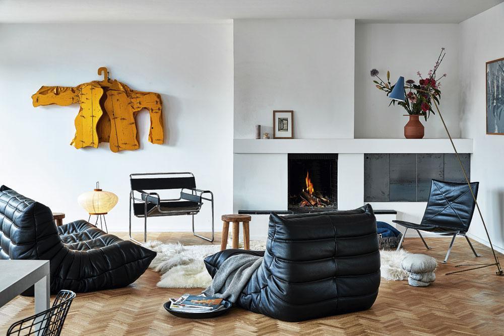 Het houten jasje van Pieter Celie is het 'conversation piece' in het salon, samengesteld met ontwerpen van Poul Kjaerholm, Marcel Breuer, Michel Ducaroy en Brandlhuber