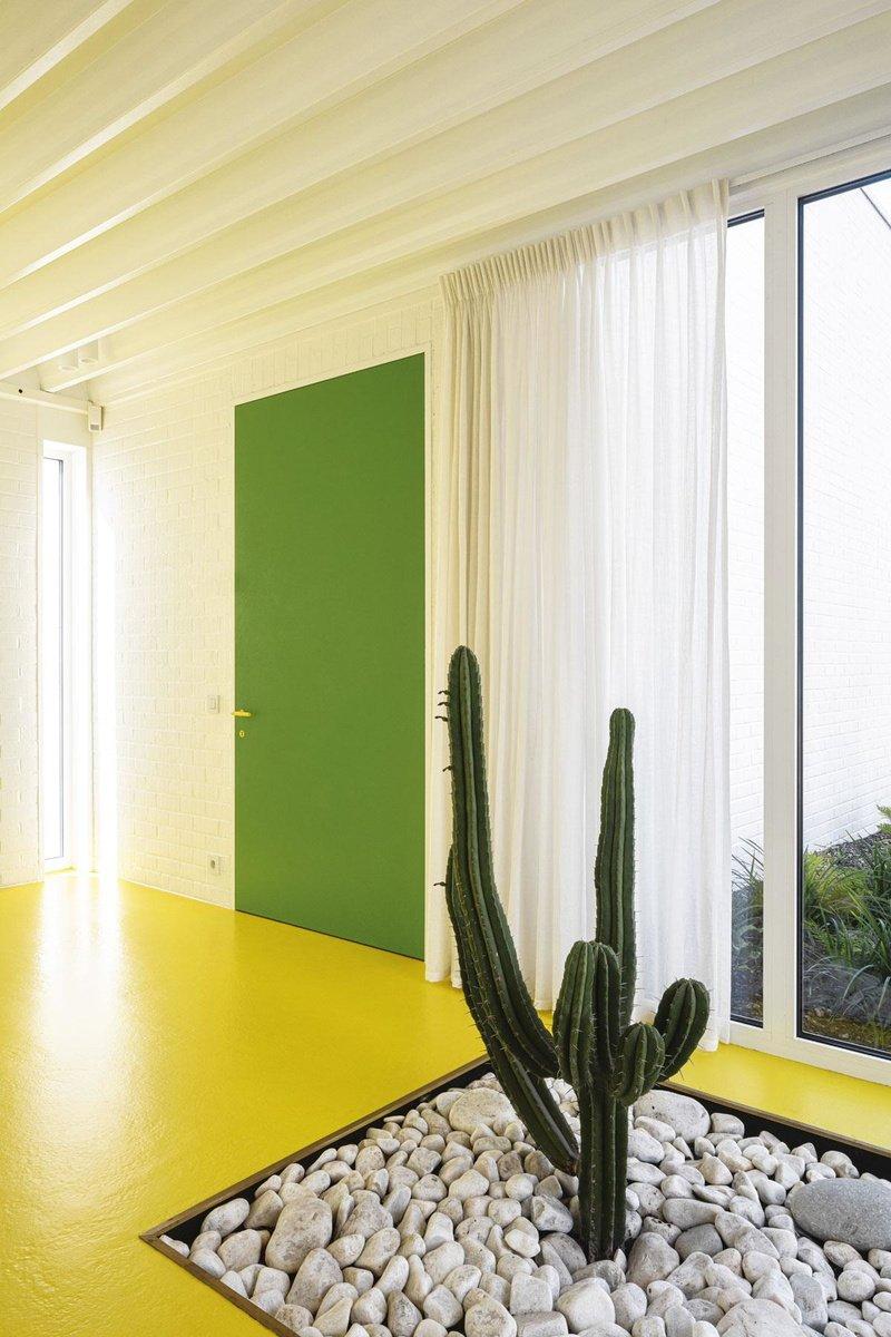 Aan het karakteristieke ontwerp van het architectenkantoor veranderde Steven Vandenborre niets. Zelfs de originele gele vloeren en groene binnendeuren restaureerde hij.