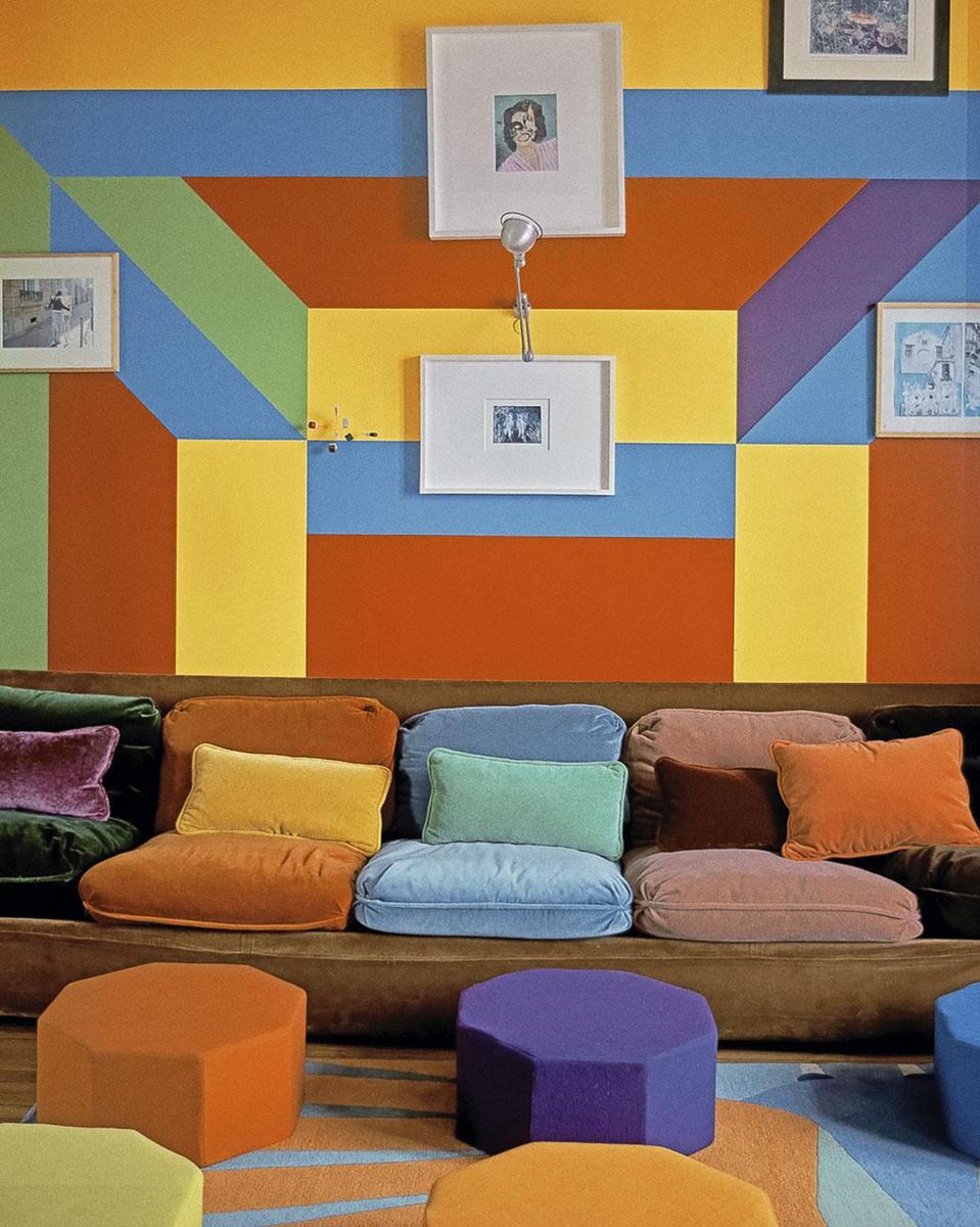 De Franse ondernemer Ramdane Touhami ontwierp zelf deze grafische muurschildering geïnspireerd op zijn Parijse jaren 30-appartement. Hij tekende ook de bijpassende sofa en poefs.