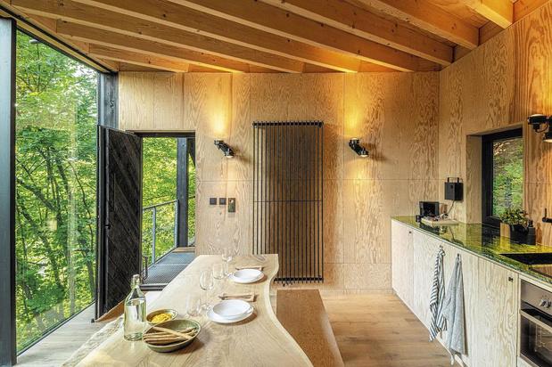 Hutstuf biedt houten cabins in La-Roche-en-Ardenne aan de oevers van de Ourthe, verstopt in de bossen. Inclusief rooftop-sauna met spectaculair boomzicht.