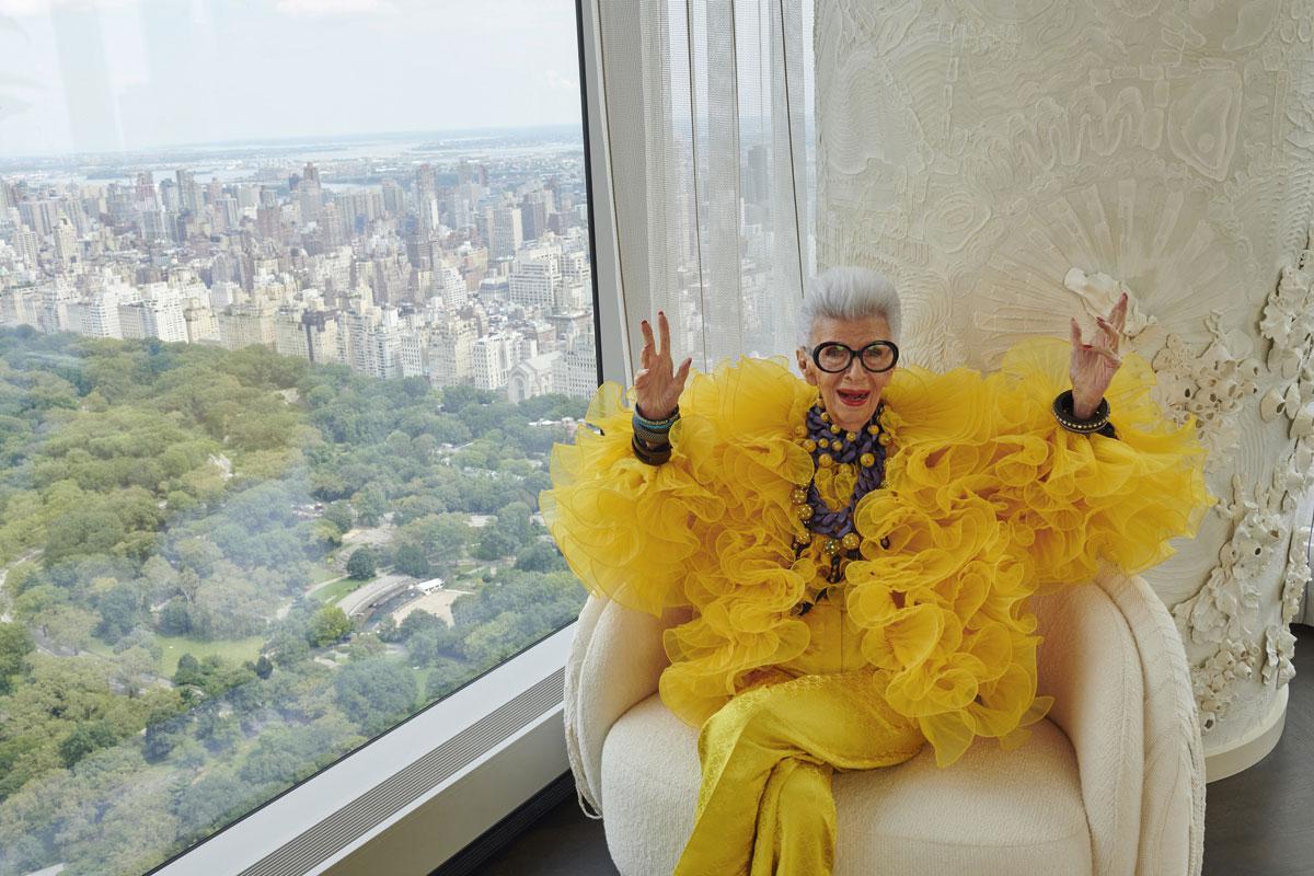 De 100-jarige Iris Apfel in een flamboyante gele outfit voor de aankondiging van haar collectie met H&M.