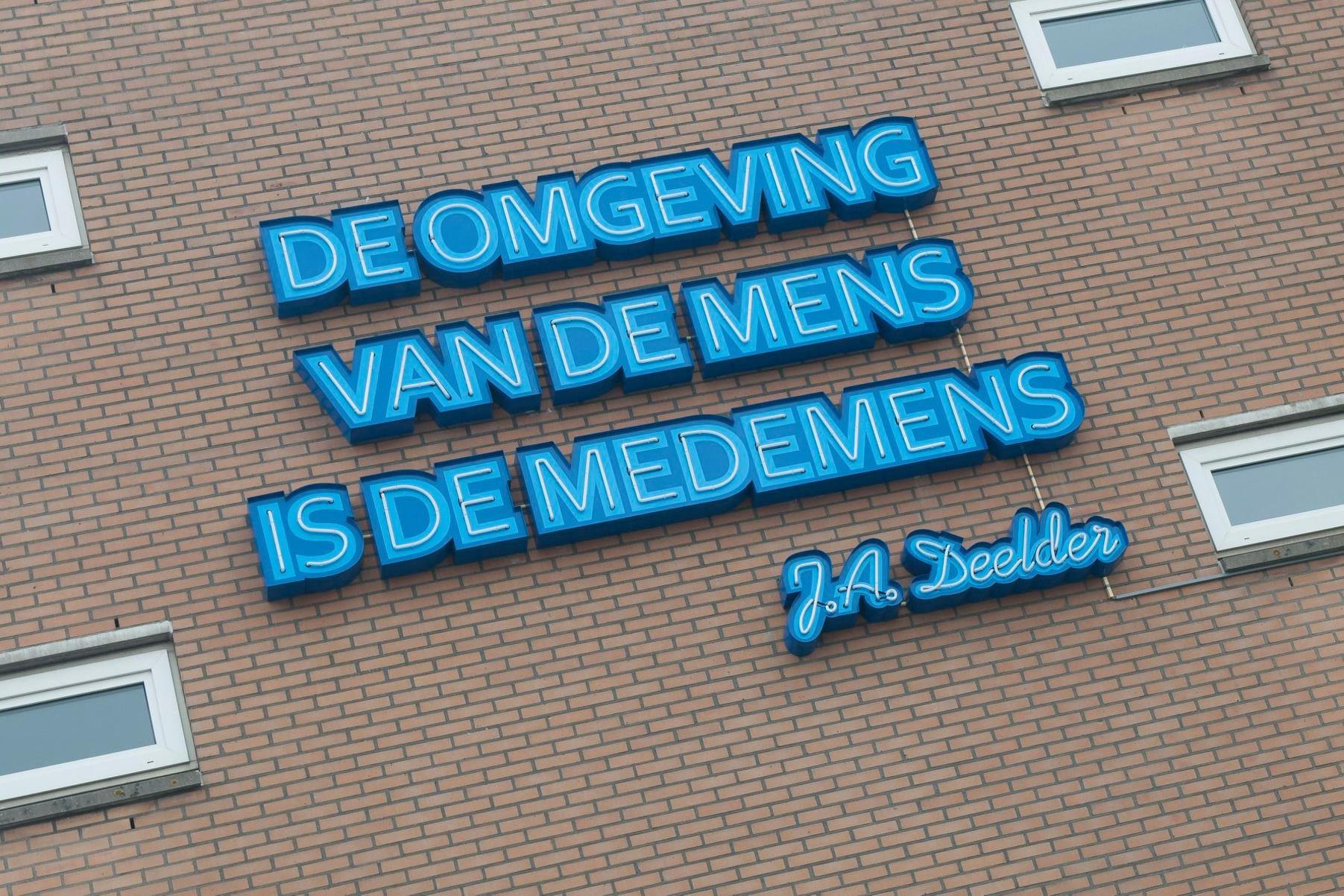 Een van Jules Deelders bekendste citaten, vereeuwigd op een gevel in Rotterdam.